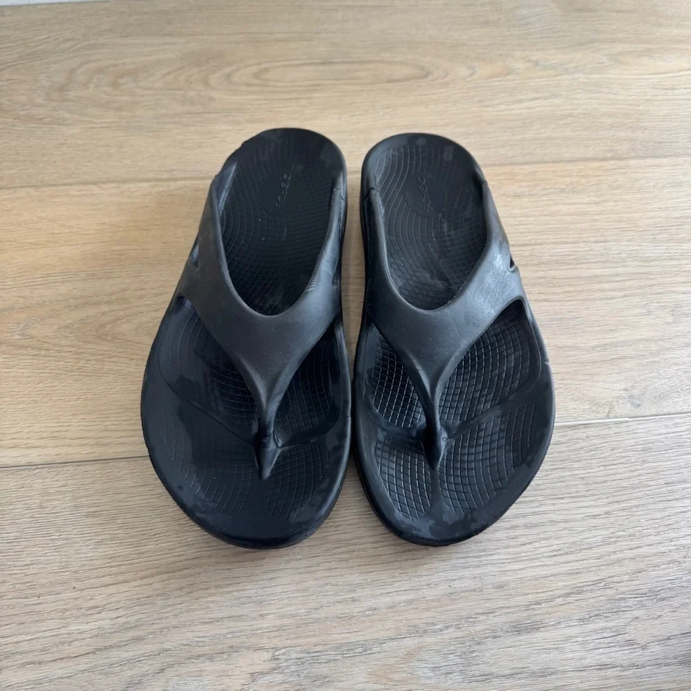 Oofos Black Thong Recovery Sandals Size 11